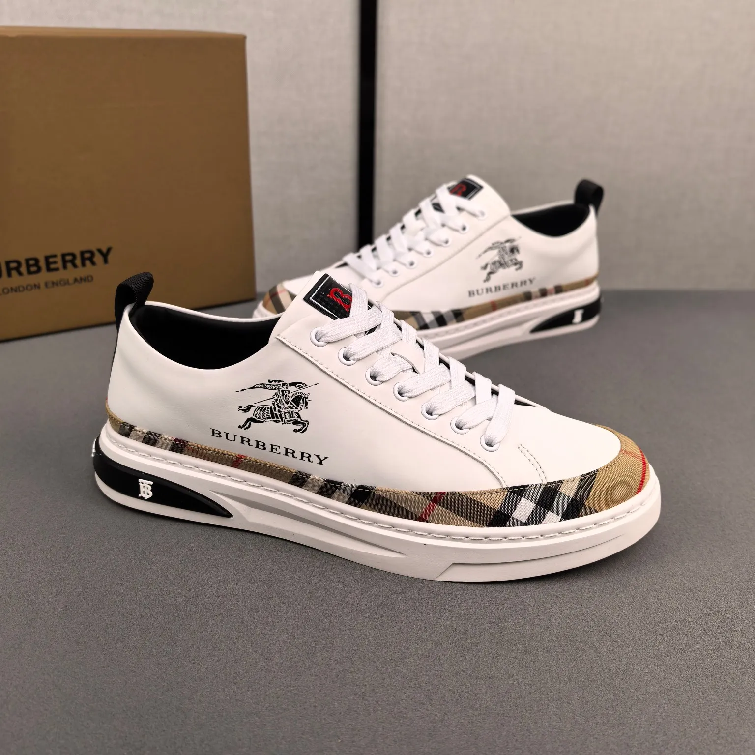 Burberry [Burberry] men's shoes 💰400💰. Fashionable sports and casual shoes, the upper is made of first-layer cowhide with plaid material, first-layer pigskin lining, and rubber outsole. Men's size 38-44.